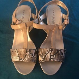 6/$10 Bandolino snakeskin shoes 7
